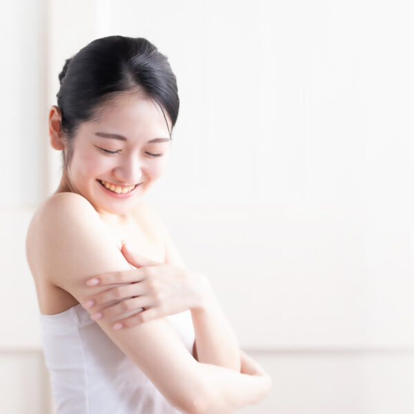 二の腕の脱毛は効果がある？メリットや硬毛化のリスクについて解説